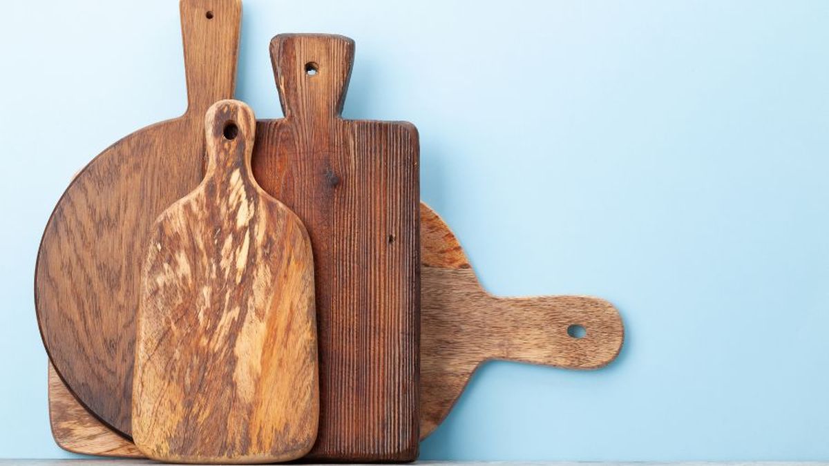 Cómo limpiar la tabla de cortar de forma correcta y eliminar bacterias invisibles.