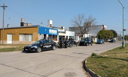 El ataque ocurrió a metros de un local comercial y a plena luz del día. El ataque ocurrió a metros de un local comercial y a plena luz del día.