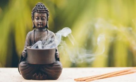 Según los textos sagrados, en los inicios del Budismo, durante el periodo “theravada”, la imagen de Buda estuvo prohibida, irrepresentable y carente de forma. En su lugar, se usaban símbolos que aludían a su presencia.&nbsp;