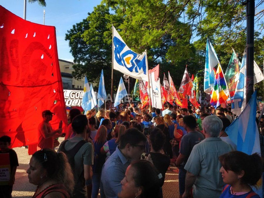 Un importante grupo de manifestantes se reunió en la Plaza del Soldado para respaldar a Evo Morales