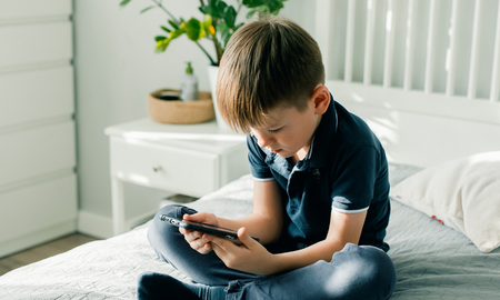 El estudio revela que el 95% de los chicos y chicas del país tienen un teléfono celular propio con conexión a internet, y casi la mitad (46%) reconoce que el tiempo frente a las pantallas les genera problemas. El estudio revela que el 95% de los chicos y chicas del país tienen un teléfono celular propio con conexión a internet, y casi la mitad (46%) reconoce que el tiempo frente a las pantallas les genera problemas.