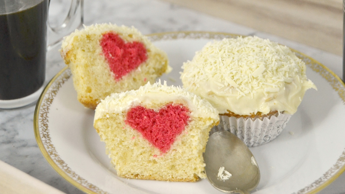 Los muffins sorpresa son una excelente opción para hacer en casa y sorprender a tu pareja en este San Valentín. Los muffins sorpresa son una excelente opción para hacer en casa y sorprender a tu pareja en este San Valentín.