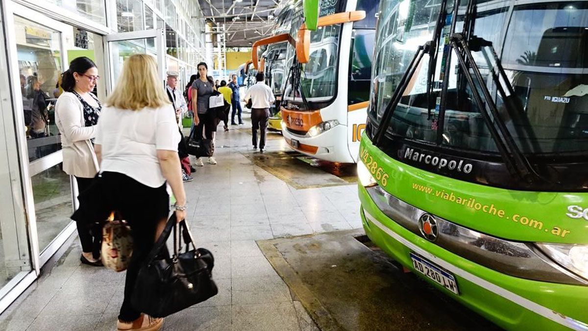 En la terminal de ómnibus de La Plata sólo podrán ingresar las personas que realicen viajes con la documentación requerida. En el ingreso deberán sanitizarse en las cabinas que fueron dispuestas para ese fin y se les tomará la fiebre.