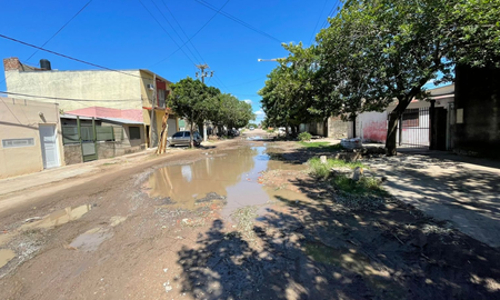Los vecinos de barrio Alfonso reclaman por la acumulación de agua en las calles debido a mal funcionamiento del desagüe. Los vecinos de barrio Alfonso reclaman por la acumulación de agua en las calles debido a mal funcionamiento del desagüe.