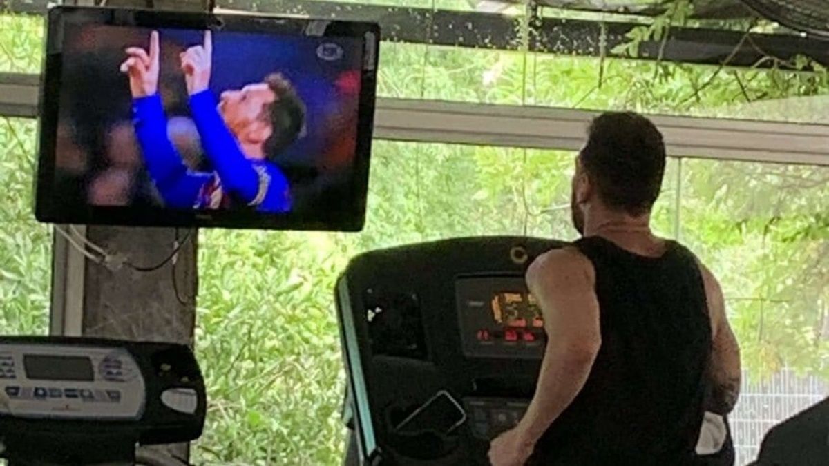 La foto viral de Messi entrenando y viendo sus goles