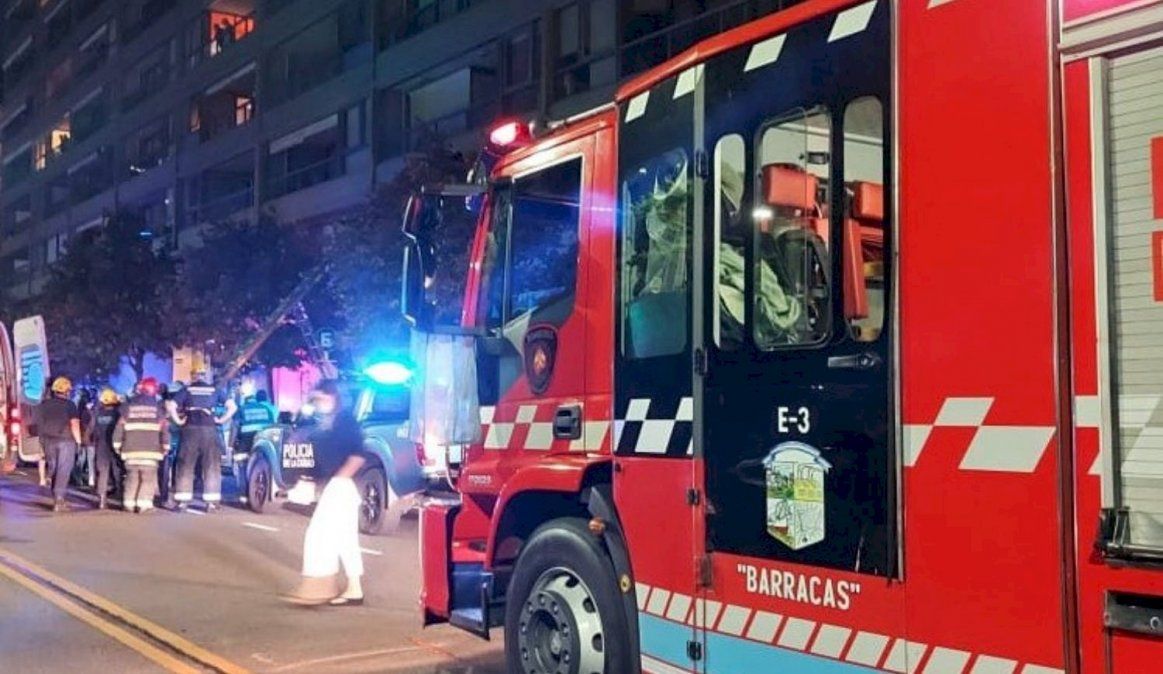 Un transeúnte que pasaba por el lugar del hecho alertó a la Policía, que arribó al lugar junto a Bomberos de la Ciudad y personal del Same.