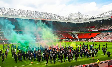 Hinchas del Manchester United invadieron Old Trafford y el encuentro ante Liverpool por la Premier League debió ser postergado. Hinchas del Manchester United invadieron Old Trafford y el encuentro ante Liverpool por la Premier League debió ser postergado.