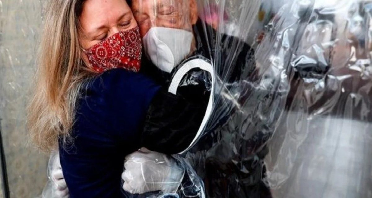 El abrazo de una hija a un padre enfermo de coronavirus se convierte en una emocionante imagen de Navidad