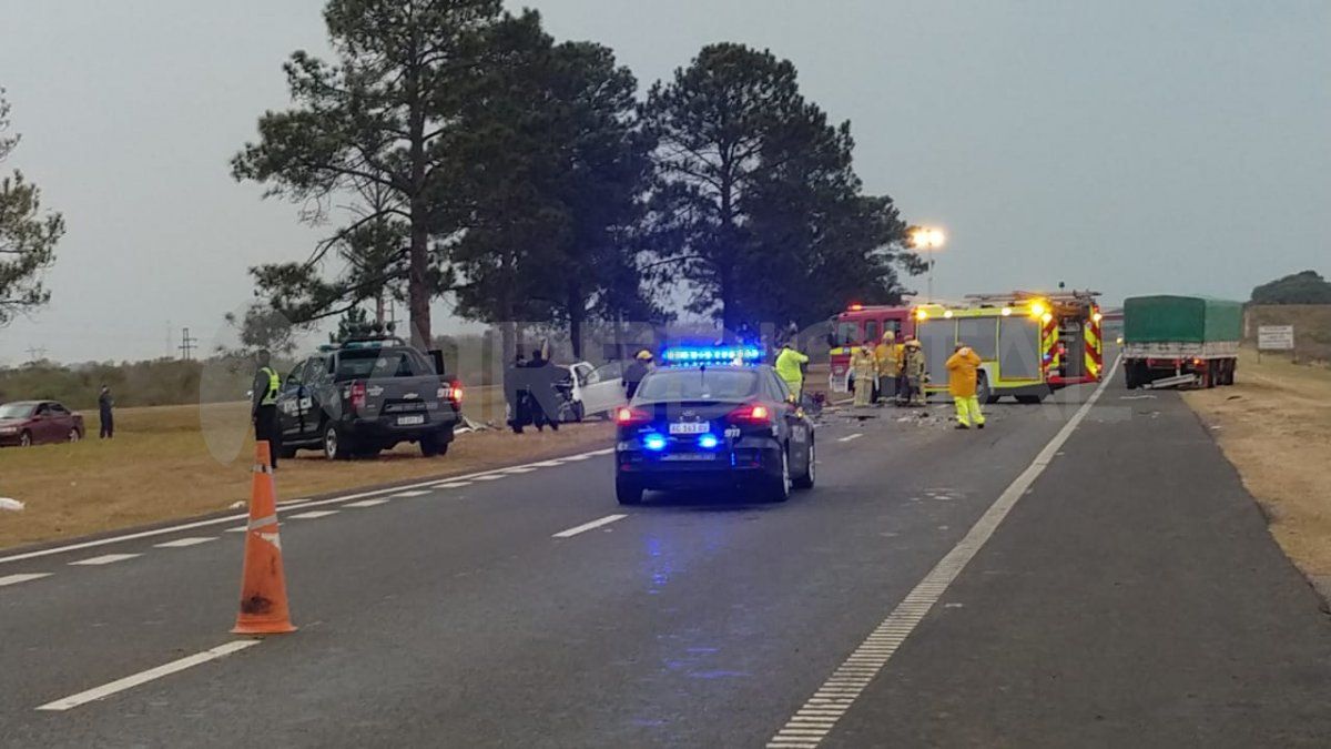Personal de la APSV, de bomberos voluntarios junto a camionetas y patrulleros de la policía de la provincia de Santa Fe y efectivos intervinieron en la zona.