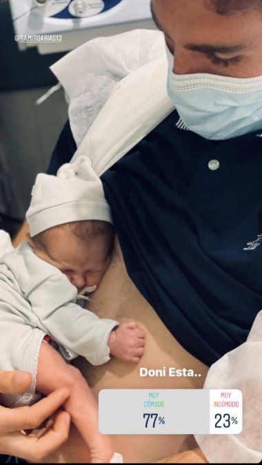 Donatello durmiendo con su papá, Ramiro Arias.