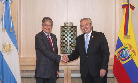 El presidente Alberto Fernández tuvo un encuentro con su parde Ecuador, Guillermo Lasso, en julio del 2021 durante la ceremonia de asunciónde Pedro Castillo. El presidente Alberto Fernández tuvo un encuentro con su parde Ecuador, Guillermo Lasso, en julio del 2021 durante la ceremonia de asunciónde Pedro Castillo.