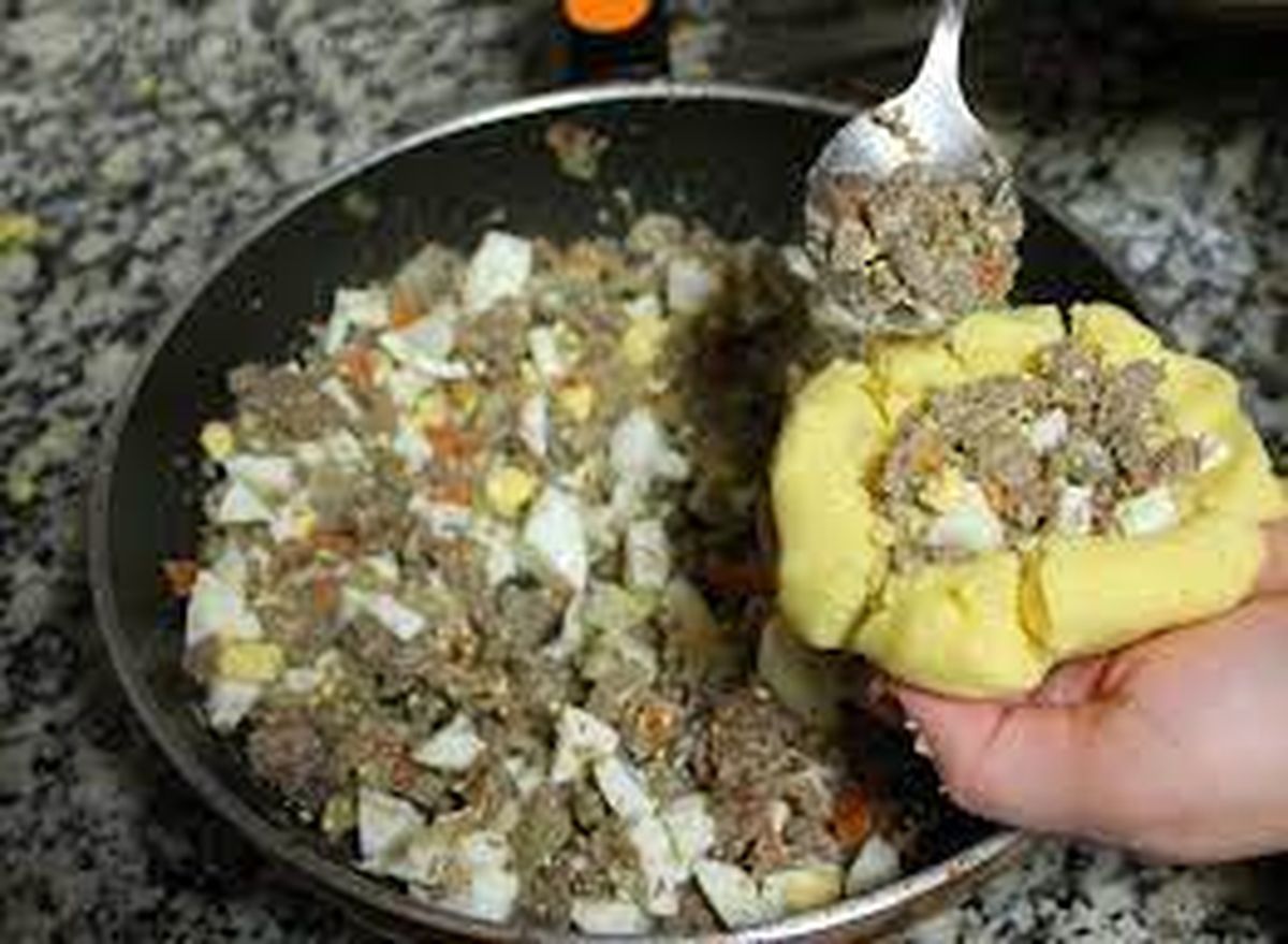 Como se vio en MasterChef, el chipa so'o se hace rellenando una masa con una mezcla de carne picada. 