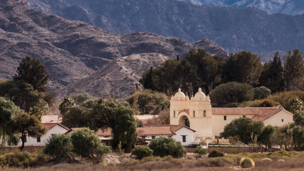 Molinos se esconde entre paisajes de montaña y recuerdos coloniales en el corazón de la provincia de Salta.