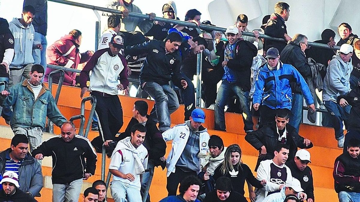 El partido entre Lanús y Estudiantes fue suspendido antes del inicio del segundo tiempo por la muerte de Javier El partido entre Lanús y Estudiantes fue suspendido antes del inicio del segundo tiempo por la muerte de Javier