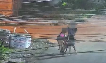Tras intentar refugiarse en una vivienda de la zona, el agresor fue trasladado a la seccional local para enfrentar cargos por violencia de género. Tras intentar refugiarse en una vivienda de la zona, el agresor fue trasladado a la seccional local para enfrentar cargos por violencia de género.