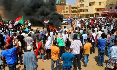 Al menos 12 personas han resultado heridas durante los enfrentamientos frente al cuartel general del ejército en la capital sudanesa. Al menos 12 personas han resultado heridas durante los enfrentamientos frente al cuartel general del ejército en la capital sudanesa.
