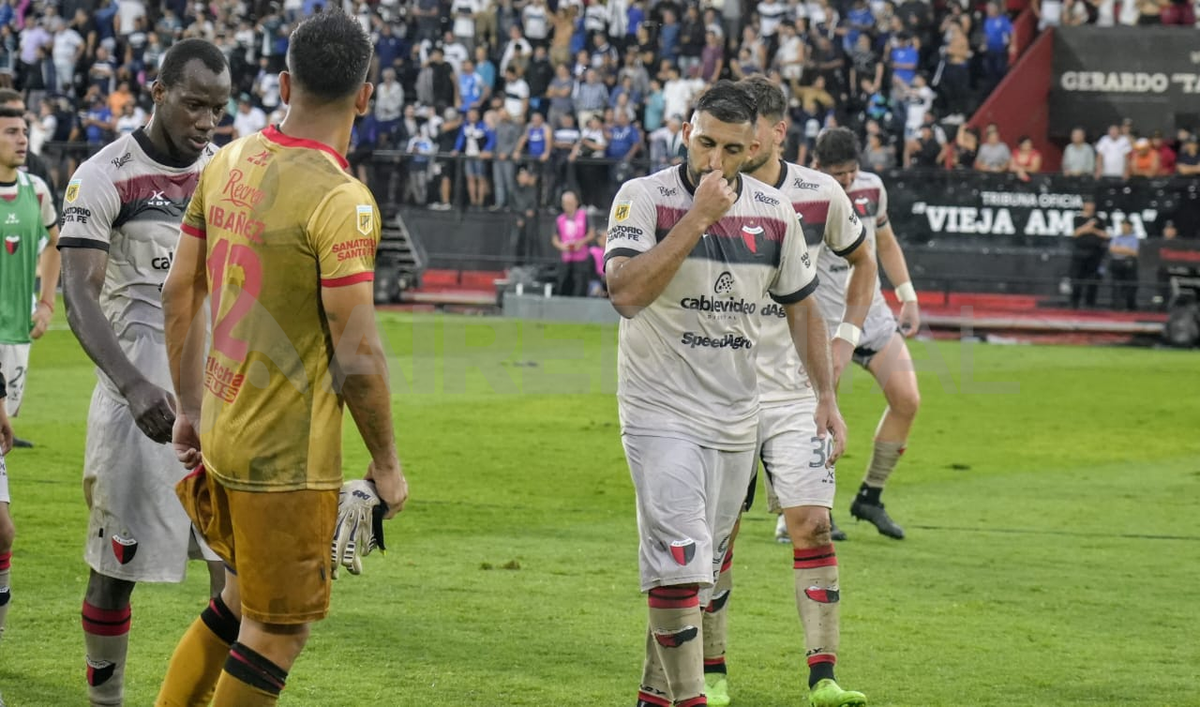Colón descendió a la Primera Nacional tras perder con Gimnasia por 1 a 0.
