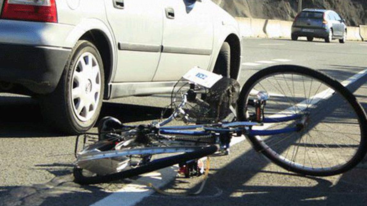 En estas horas se trabaja en identificar el vehículo que la embistió. Actúo en el lugar personal de la Comisaría. 11 Cayastacito