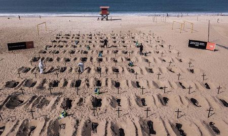 video: cavan tumbas simbolicas en copacabana como protesta por el manejo de la pandemia video: cavan tumbas simbolicas en copacabana como protesta por el manejo de la pandemia
