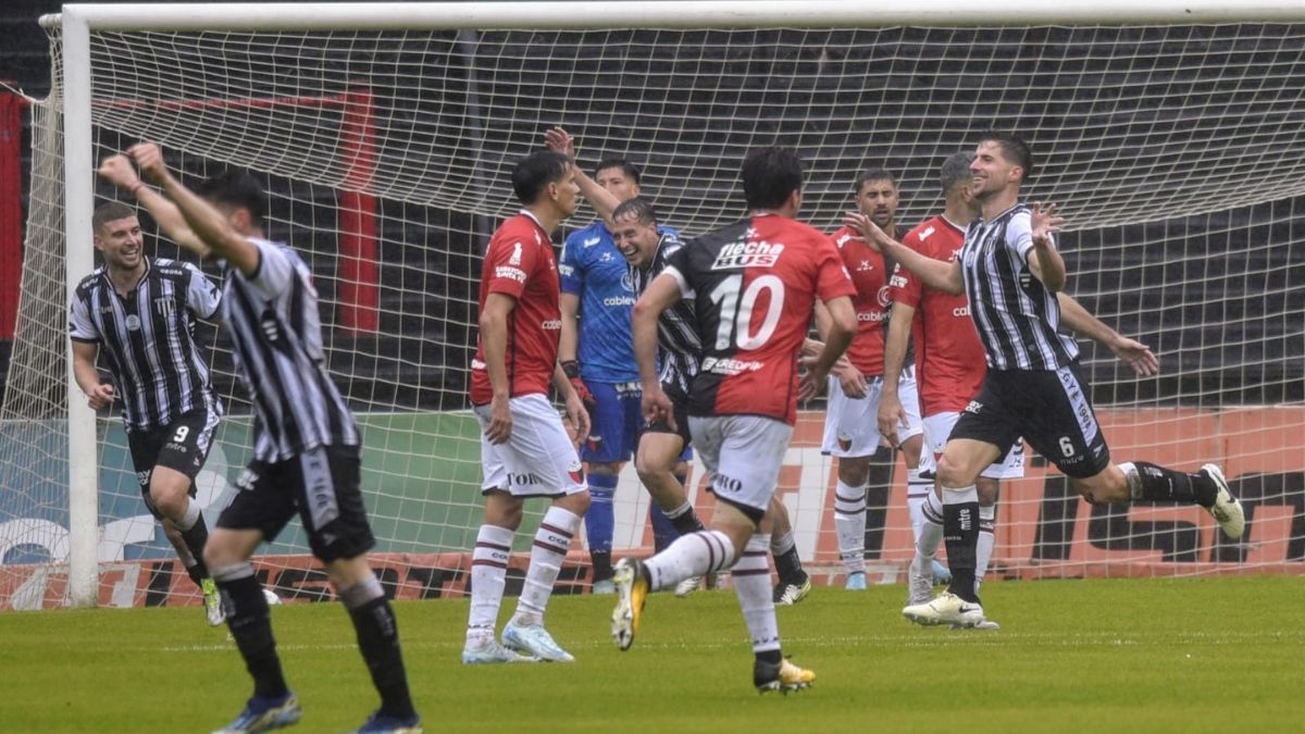 Colón y Gimnasia de Mendoza se miden en una lluviosa tarde en el Brigadier López.