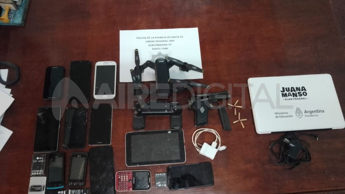 Una pistola, celulares y una netbook también fueron incautados en los operativos.