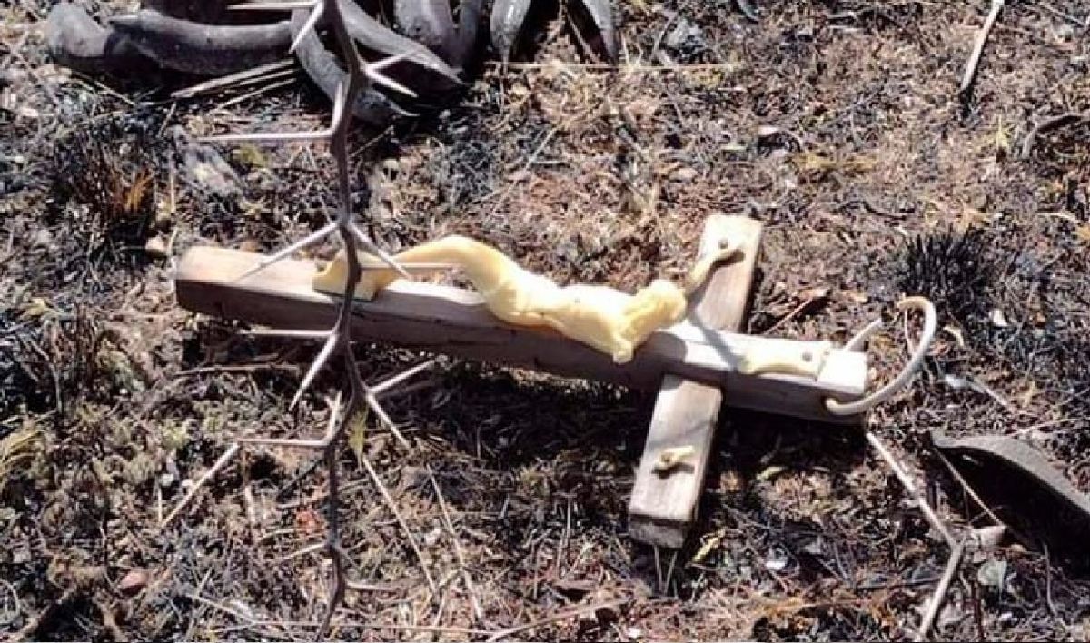 Hallan un crucifijo intacto en un campo arrasado por el incendio en Córdoba