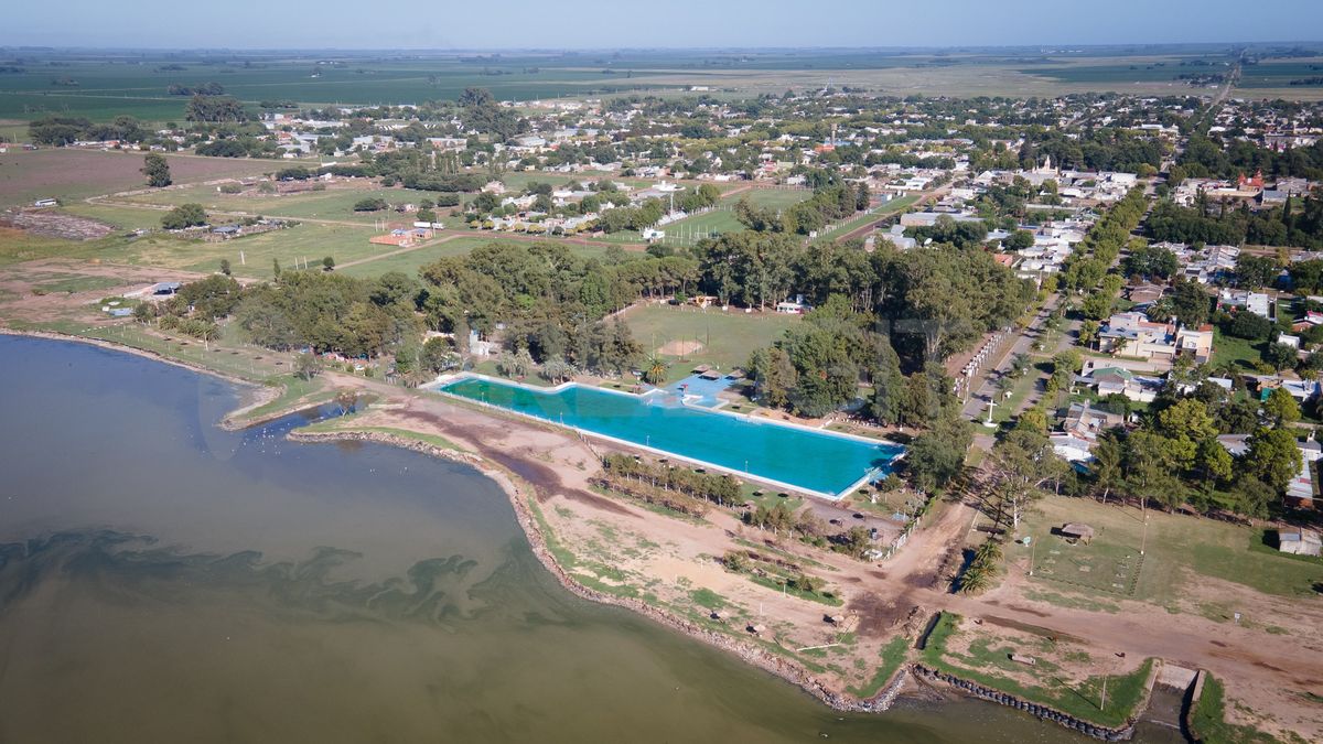 La pileta del balneario El Edén es la más grande de Sudamérica y el gran símbolo de Teodelina. La pileta del balneario El Edén es la más grande de Sudamérica y el gran símbolo de Teodelina.