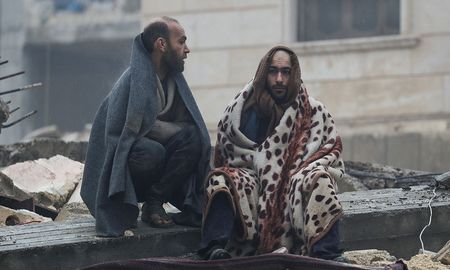 Dos hombres sentados en los escombros tras el terremoto. Dos hombres sentados en los escombros tras el terremoto.