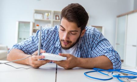 La posición del router determina la fuerza y estabilidad de la señal Wi-Fi en cada habitación. La posición del router determina la fuerza y estabilidad de la señal Wi-Fi en cada habitación.