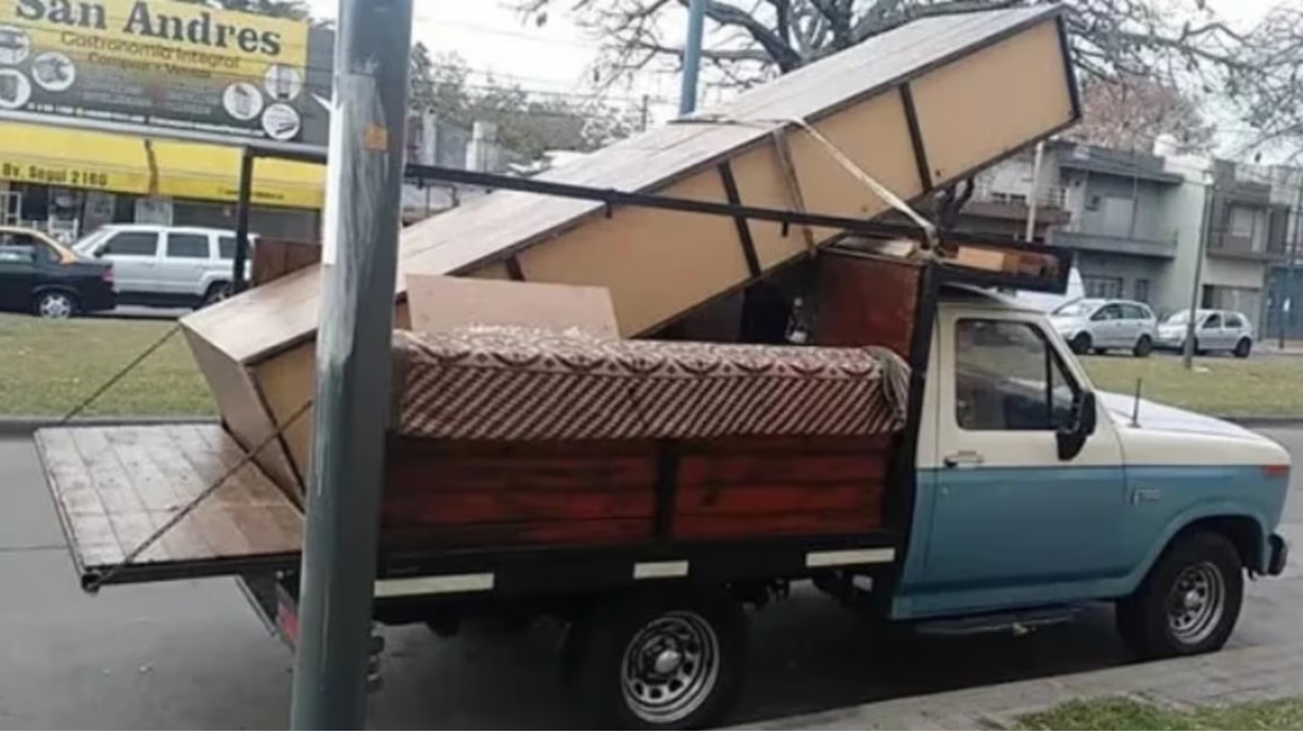 Insólito robo: contrataron un flete, simularon una mudanza para desvalijar una casa y fueron detenidos