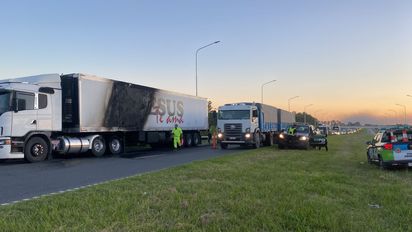 Se incendió un camión brasilero en la Autopista Rosario - Santa Fe: iba de Mendoza a San Pablo