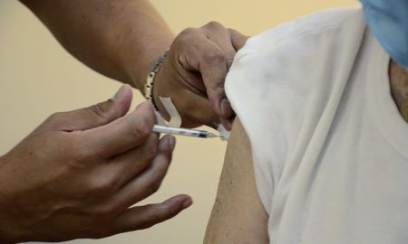 Unas 2.908.932 personas recibieron la primera dosis de la vacuna contra el coronavirus y 661.528, ambas, según datos del Monitor Público de Vacunación. Unas 2.908.932 personas recibieron la primera dosis de la vacuna contra el coronavirus y 661.528, ambas, según datos del Monitor Público de Vacunación.