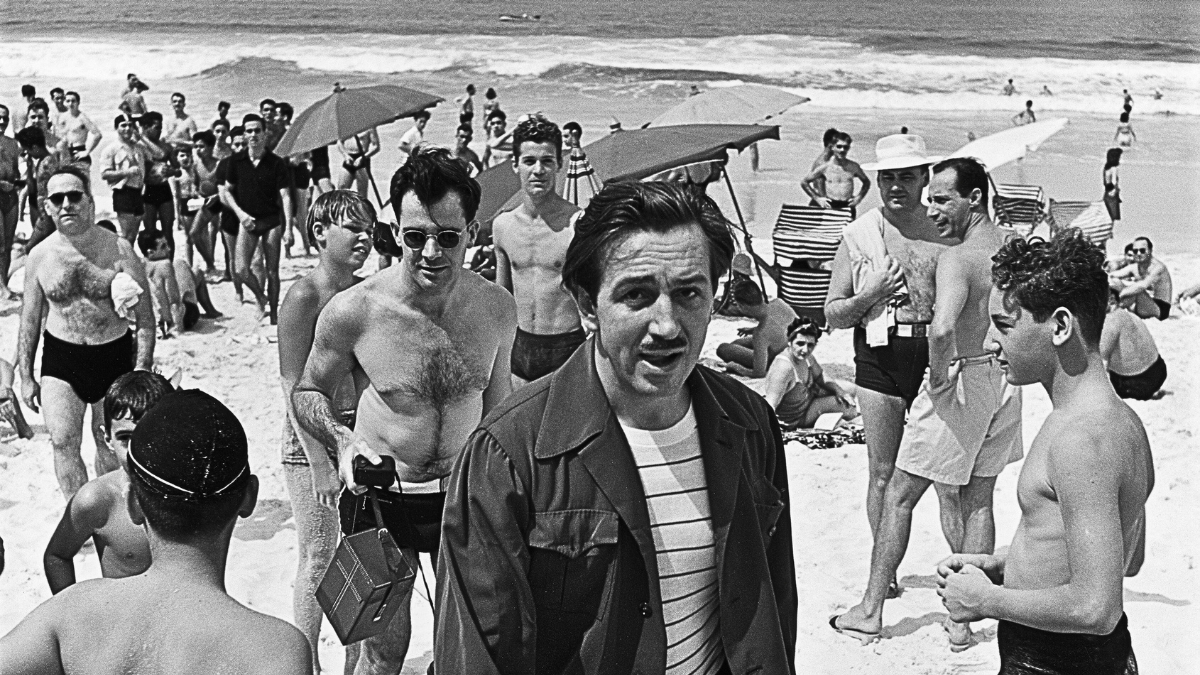 Walt en la playa de Copacabana con Frank Thomas detrás, Río de Janeiro. ©Disney Archives. Gentileza ArtexArte
