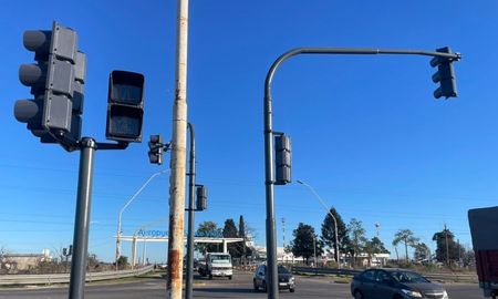 Ya están instalados los semáforos en el cruce Parque Industrial - Aeropuerto de Sauce Viejo. Ya están instalados los semáforos en el cruce Parque Industrial - Aeropuerto de Sauce Viejo.