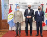 Los gobernadores Juan Schiaretti y Omar Perotti junto al jefe de la delegación del Fondo Kuwaití, Tareq Al Menayes. Los gobernadores Juan Schiaretti y Omar Perotti junto al jefe de la delegación del Fondo Kuwaití, Tareq Al Menayes.