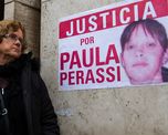 Alicia Ostri, la mamá de Paula Perassi, en la vereda de los Tribunales de Rosario durante el juicio por la desaparición y el crimen de su hija. Alicia Ostri, la mamá de Paula Perassi, en la vereda de los Tribunales de Rosario durante el juicio por la desaparición y el crimen de su hija.
