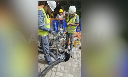 El cracking es un proceso que consiste en romper la cañería vieja desde su interior y, al mismo tiempo, insertar el tubo nuevo dentro de la estructura original. El cracking es un proceso que consiste en romper la cañería vieja desde su interior y, al mismo tiempo, insertar el tubo nuevo dentro de la estructura original.