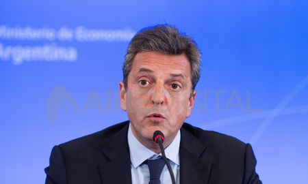 La estelaridad de Massa expresa el fracaso indisimulable de la concertación política entre los dos socios mayoritarios del Frente de Todos. La estelaridad de Massa expresa el fracaso indisimulable de la concertación política entre los dos socios mayoritarios del Frente de Todos.