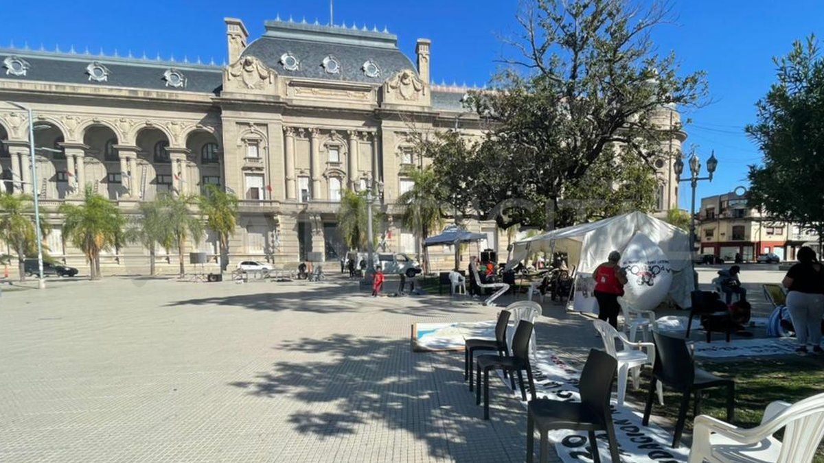 La Carpa Negra de los inundados ya está instalada en Plaza 25 de Mayo.