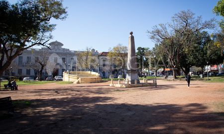 El violento episodio ocurrió en la plaza España de la ciudad de Santa Fe. El violento episodio ocurrió en la plaza España de la ciudad de Santa Fe.