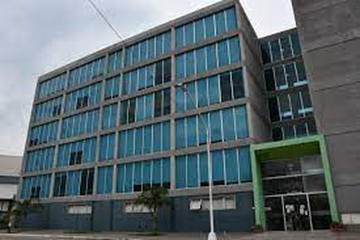 Un sereno de las dependencias administrativas de la Unidad Médica Educativa de la Universidad Nacional del Chaco Austral (UNCAUS) asegura haber visto a un supuesto fantasma.