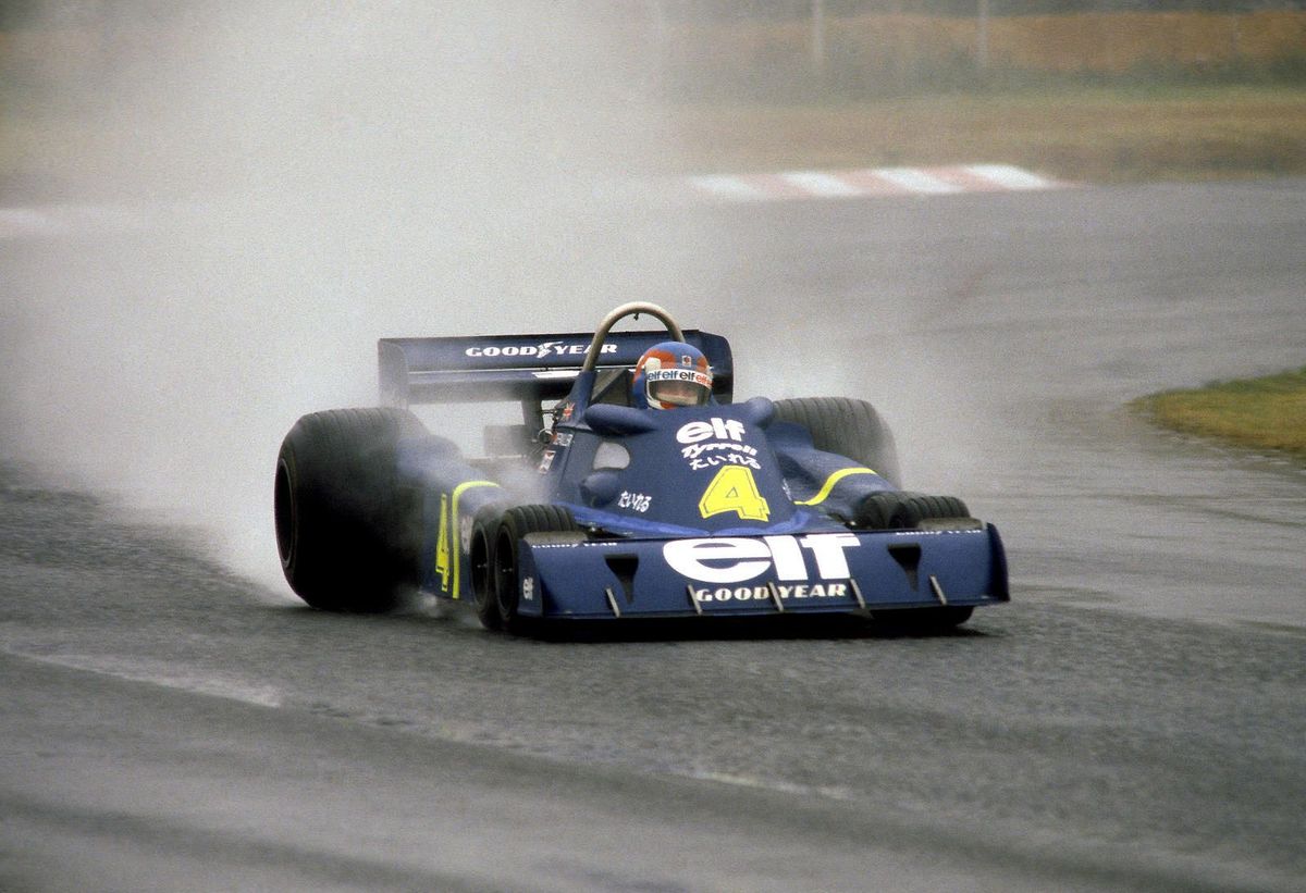 Patrick Depailler con el P34 en el circuito de Fuji, Japón, la última fecha del certamen de 1976, donde James Hunt se consagró campeón. El francés terminó segundo, y escoltó al ganador, el ítalo-estadounidense Mario Andretti (Lotus 77-Cosworth).