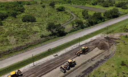 La construcción de la tercera vía de conexión entre Avellaneda y Reconquista avanza en el norte provincial y desde Vialidad estiman que podría estar terminada en nueve o diez meses. La construcción de la tercera vía de conexión entre Avellaneda y Reconquista avanza en el norte provincial y desde Vialidad estiman que podría estar terminada en nueve o diez meses.