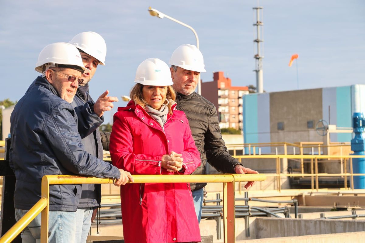 La ministra de Infraestructura, Hábitat y Servicios Públicos, Silvina Frana, junto al subsecretario de Planificación de Hábitat, Ignacio Rico, recorrieron la obra de ampliación de la planta potabilizadora del Acueducto Gran Rosario (ACGRO). La ministra de Infraestructura, Hábitat y Servicios Públicos, Silvina Frana, junto al subsecretario de Planificación de Hábitat, Ignacio Rico, recorrieron la obra de ampliación de la planta potabilizadora del Acueducto Gran Rosario (ACGRO).