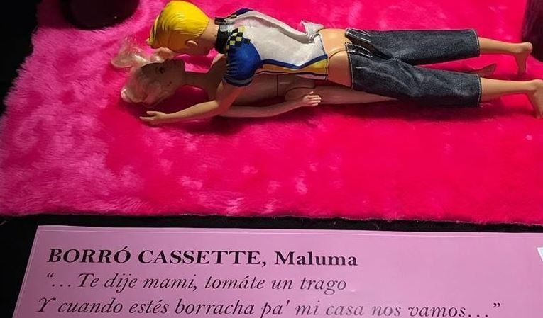 Muestra escolar sobre canciones machistas hecha con muñecas