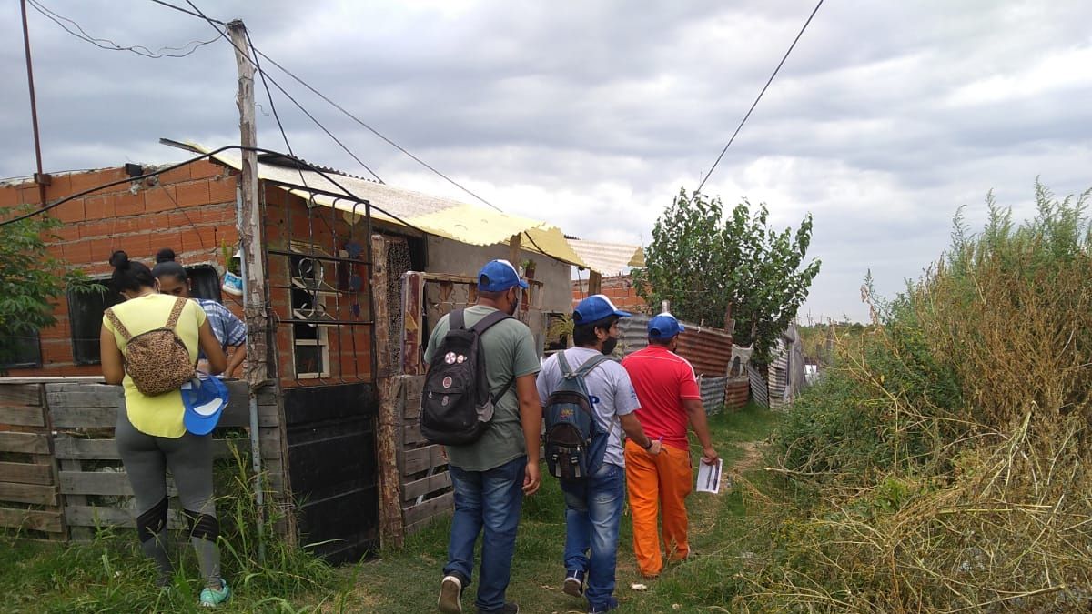 Durante la semana, más de 400 voluntarios de organizaciones sociales recorrerán 28 barrios populares para relevar la voluntad de vacunación contra el coronavirus de los mayores de 60 años.
