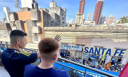 El Colo Barco y Roncaglia saludando a la gente en Santa Fe en el último partido en la ciudad. (Prensa Boca) El Colo Barco y Roncaglia saludando a la gente en Santa Fe en el último partido en la ciudad. (Prensa Boca)