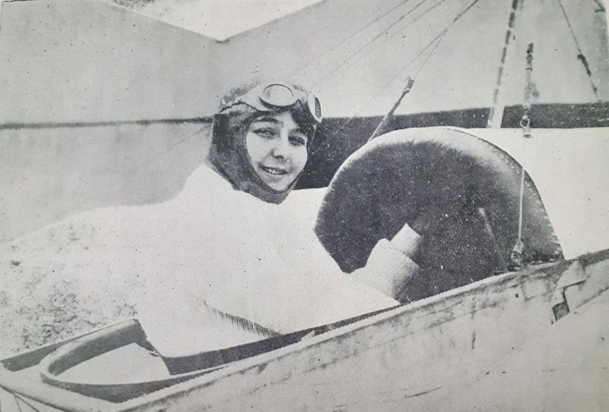 El amor de Amalia (nacida en Rosario el 18 de febrero de 1895) por los aviones se manifestó después de que hiciera un vuelo de bautismo con Jorge Newbery, el padre de la aeronáutica nacional. Comenzó con sus clases de vuelo en el Aeródromo de Villa Lugano con un monoplano Castaibert-Anzani de 25 HP monoplaza. Su primer instructor fue el piloto y constructor de aviones francés Paul Castaibert.