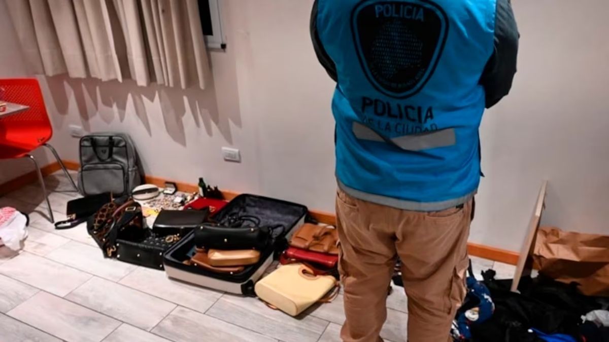 Ocho extranjeros fueron detenidos por el robo a la casa de Pampita en Barrio Parque; en los operativos se recuperaron pertenencias de la modelo y herramientas utilizadas para el golpe. Ocho extranjeros fueron detenidos por el robo a la casa de Pampita en Barrio Parque; en los operativos se recuperaron pertenencias de la modelo y herramientas utilizadas para el golpe.