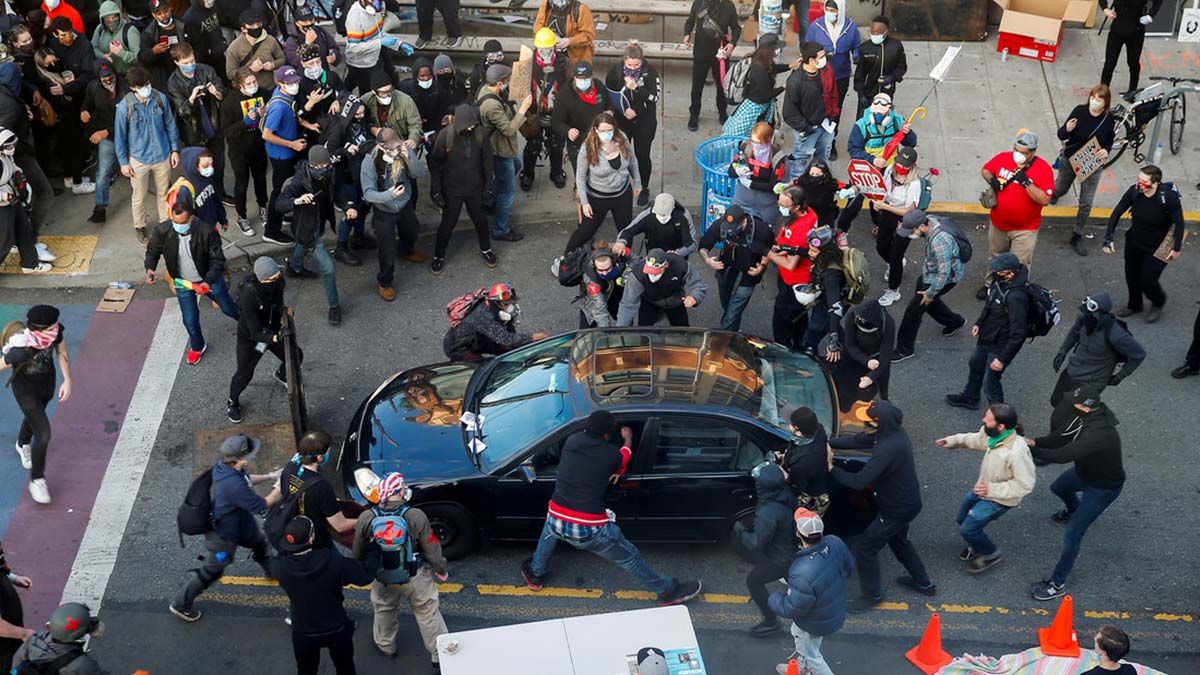 Video: condujo un auto hacia una multitud de manifestantes y abrió fuego en Seattle